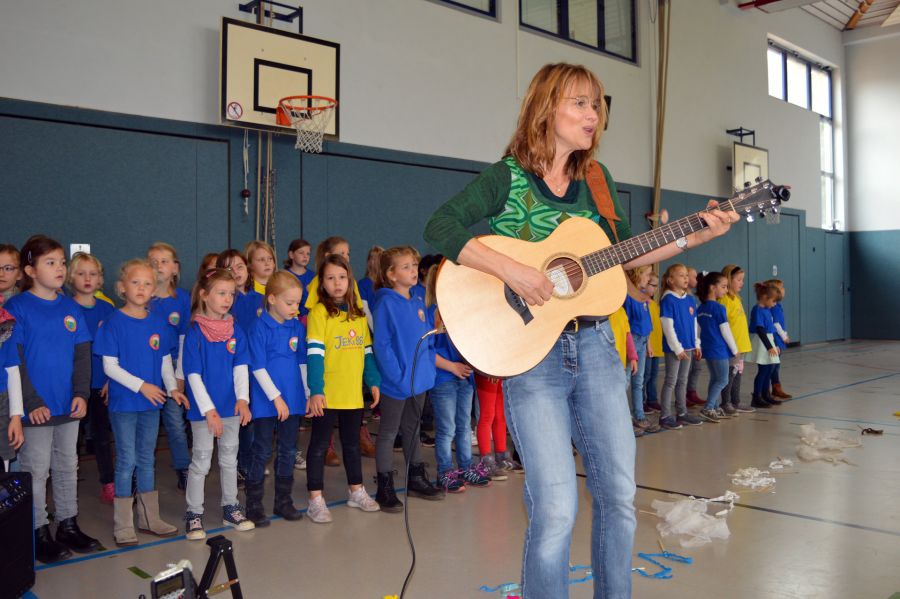 Haben ihre Stimme gefunden - Kreismusikschullehrerin Karin Henkemeier mit den JEKISS-Kindern der ersten und zweiten Klasse.  Bildrechte: Kreis Paderborn, Kulturamt